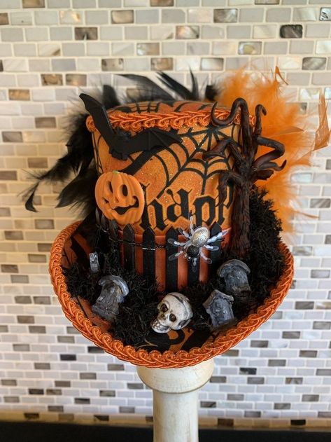 Top Hats Diy, Top Hat Diy, Halloween Top Hat, Hocus Pocus Decorations, Scary Tree, Graveyard Halloween, Mini Top Hats, Skull Spider, Halloween Party Props