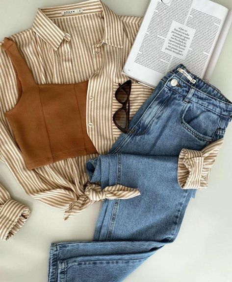 Clothing Picture Ideas, Clothing Flat Lay Ideas, Clothes Flatlay Ideas, Flatlay Photography Clothing, Flat Lay Photography Clothing, Outfit Flatlay, Clothes Layout, Clothing Pictures, Fashion Flatlay