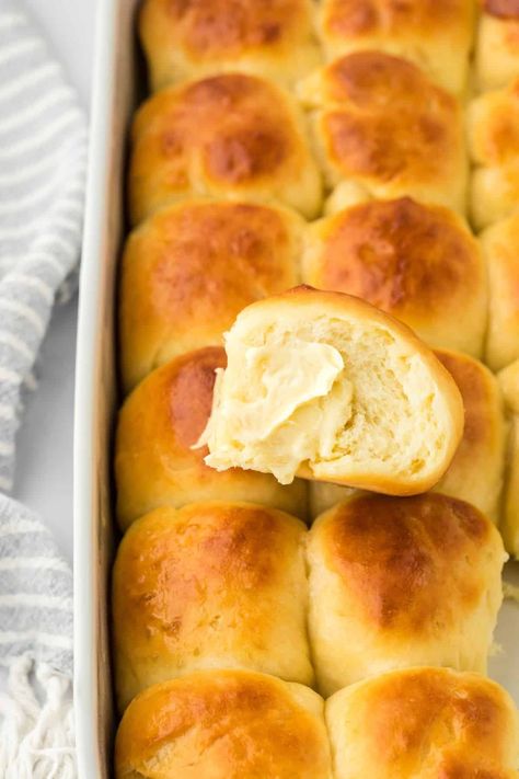 Southern Yeast Rolls Southern Yeast Rolls, Yeast Rolls Recipe Homemade, Quick Yeast Rolls Recipe, Cajun Thanksgiving, Quick Yeast Rolls, Diy Potions, Breadmaker Recipes, Yeast Roll, Homemade Yeast Rolls