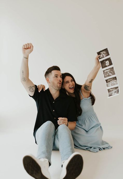 Pregnacy Announcement, Gender Reveal Photography, Pregnancy Announcement Pictures, Pregnancy Announcement Family, Announcement Photoshoot, Studio Family Portraits, Studio Setting, Pregnancy Announcement Photoshoot, Dog Pregnancy Announcement