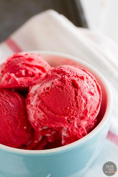 Recipe for Red Velvet Ice Cream with Marshmallow Swirl Marshmallow Homemade, Red Velvet Ice, Easy Ice Cream Recipe Homemade, Velvet Desserts, Homemade Sorbet, Red Velvet Ice Cream, Easy Homemade Ice Cream, Lavender Ice Cream, Pecan Ice Cream