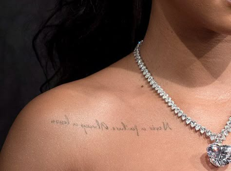 Rihanna's self-motivational tattoo represents her “motto in life for everything,” according to the singer. It's written backwards on her skin because she wanted to be able to read it in the mirror. Rihanna Collar Bone Tattoo, Backwards Tattoo Mirror Words, Everything Is Everything Tattoo, Collarbone Text Tattoo, Tattoo Rihanna, Shhh Tattoo, Rihanna Jewelry, Buffy Tattoo, Rihanna Tattoo