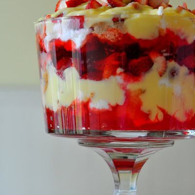 Strawberry Shortcake Trifle @keyingredient #cake Shortcake Trifle, Yogurt Pie, Strawberry Shortcake Trifle, British Foods, Dessert Original, Dessert Parfait, Trifle Dish, Strawberry Shortcake Recipes, Shortcake Recipe