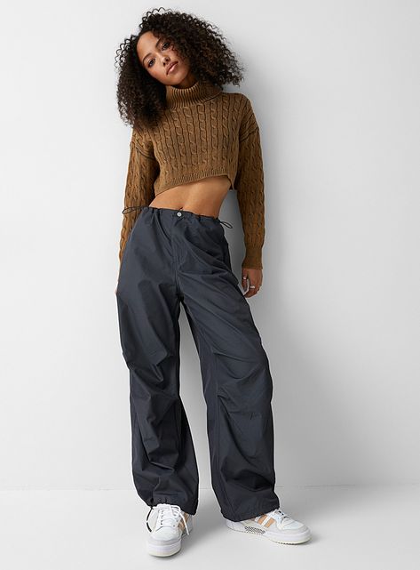 Dark grey parachute pant | Twik | | Simons Grey Parachute Pants, Pantalon Parachute, Parachute Pants Outfit, Cargo Parachute Pants, Parachute Pant, Nylon Pants, Grey Outfit, Women Pants, Creative Fashion