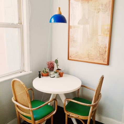 Small Corner Table And Chairs, Round Dining Table For Small Apartment, Tiny Dinning Ideas, Small Corner Nook Ideas, Green And Blue Apartment, Round Table In Corner, Small Eating Nook, Tiny Breakfast Nook, Dining Table Nook