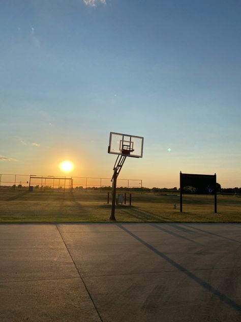 love a good sunset #basketball #sport #sunset #park Basketball Sunset, Basketball Park, Horse Aesthetic, Best Sunset, Basketball Girls, Summer Bucket Lists, Summer Bucket, Love A, Basketball Court