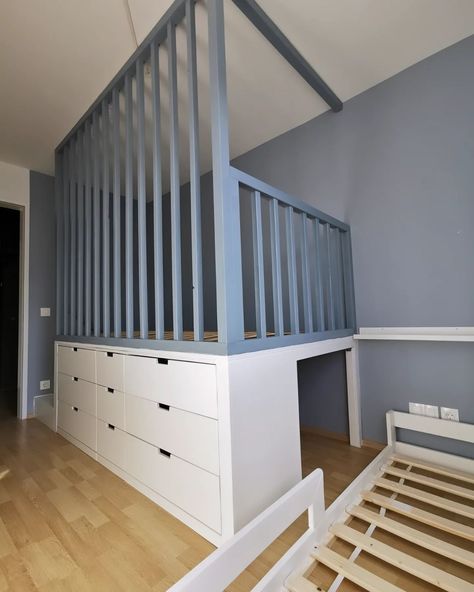 Ein ganz besonderes Detail bei diesem aus IKEA Nordli Kommoden und MDF Platten gebauten Bett müssen wir euch noch zeigen: Diese aufregende Spielhöhle für die zwei kleinen Buben, die dieses tolle Bett bekommen haben. Das Bett wurde im unteren Teil mit unserer NUSSBLAU Möbelfarbe Interior im Farbton White Cotton gestrichen, farblich exakt passend zu den IKEA Nordli Möbeln. Der obere Teil und die Wand wurden in unserem Farbton Vintage Blue gestrichen, eine Farbe, die nicht nur hervorragend in K... Nordli Bed Hack, Nordli Ikea Hack, Ikea Hack Kids Bedroom, Ikea Nordli Hack, Camera Ikea, Nordli Bed, Nordli Ikea, Ikea Hack Kids, Ikea Nordli