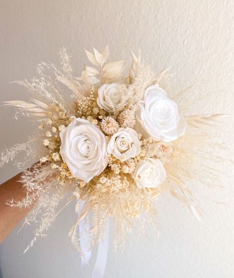 White And Gold Wedding Themes, Ramo Ideas, Wedding Bucket, Brides Flowers Bouquet, Dandelion Wine, Simple Wedding Bouquets, Diy Bridal Bouquet, Madison Wedding, Wedding Stage Design