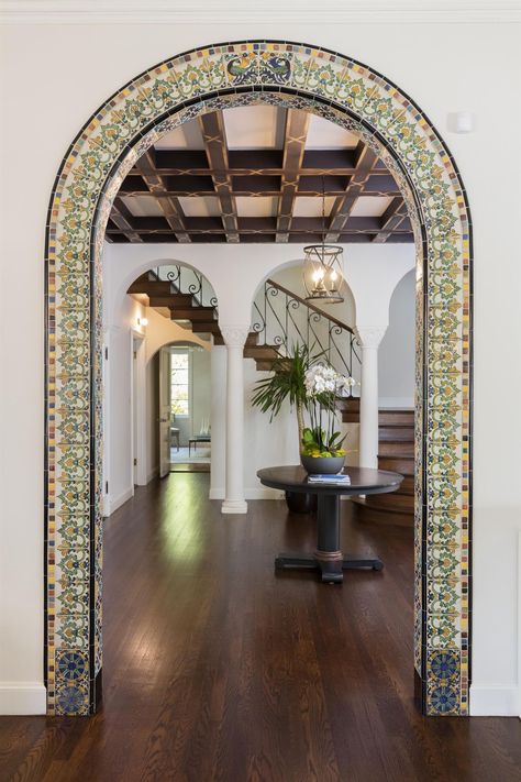 Style Hacienda, Spanish Style Bathrooms, Arched Doorway, Spanish Style Decor, Hacienda Homes, Hacienda Style Homes, Spanish Mediterranean, Mexico House, Decor Western