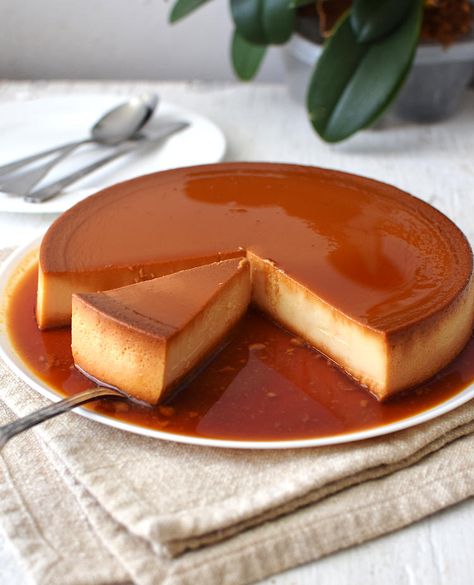 Cómo hace flan de queso crema puertorriqueño, un postre muy fácil de preparar con un resultado muy cremoso. Receta paso a paso. Coffee Flan, How To Make Flan, Mexican Cake, Flan Cake, Cake Pudding, Boricua Recipes, Flan Recipe, Creamy Coffee, Recipe Cake