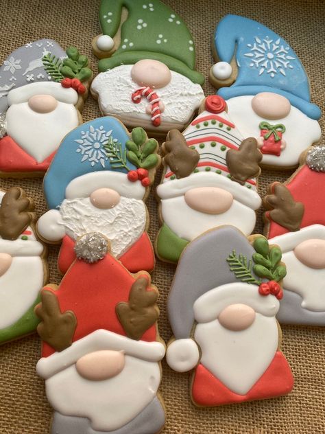 Gnome Cookies, Iced Christmas Cookies, Christmas Sugar Cookies Decorated, Winter Cookies, Cute Christmas Cookies, Sugar Cookie Royal Icing, Winter Cookie, Sugar Cookie Designs, Gnome Christmas