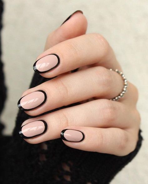 Interesting manicure that nice stands especially the ladies with cheese nail plate because it visually narrows. Border Nails, Oval Nail Art, Oval Acrylic Nails, Oval Nails Designs, Unghie Nail Art, Nail Polish Trends, Oval Nails, Neutral Nails, Minimalist Nails