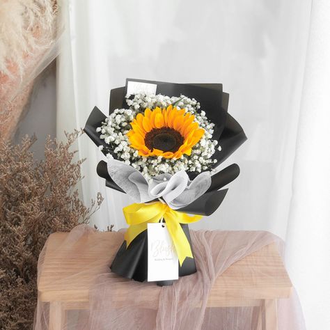 Mini Sunflower Bouquet, Single Flower Bouquet, Felt Bouquet, Sunflowers And Roses, Diy Bouquet Wrap, Mini Sunflowers, Money Bouquet, Sunflower Bouquet, Flower Bouquet Diy