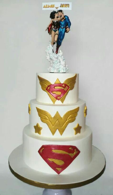 Wonder Woman & Superman Wedding Cake Superman Wedding Cake, Wonder Woman Wedding, Superhero Wedding Cake, Superman Wedding, Comic Wedding, Wonder Woman Superman, Marvel Wedding, Themed Wedding Ideas, Comic Book Wedding