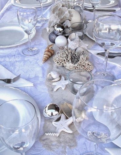 A beachy Holiday table with sand, shore finds and DIY ornaments. Beach Christmas Decorations, Holiday Party Themes, Coastal Christmas Decor, Beach Table, Australian Christmas, Hawaiian Christmas, Beachy Christmas, Coastal Holiday, Dekor Diy