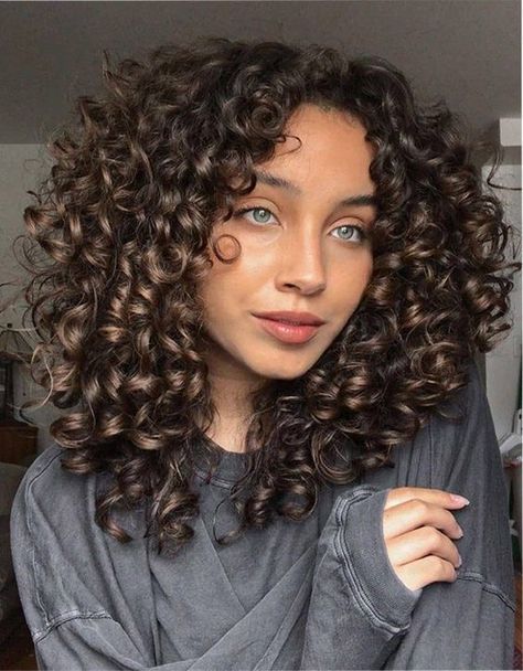 Curly Hair Styling, Shoulder Length Curly Hair, Curly Hair Inspo, Medium Length Curly Hair, Natural Curly Hair Cuts, Highlights Curly Hair, Curly Haircuts, Haircuts For Curly Hair, Curly Hair Inspiration