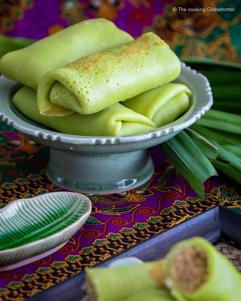 Balinese Dessert, Indonesian Pancakes, Indonesian Appetizer, Pandan Pancakes, Rolled Pancakes, Pandan Dessert, Pandan Recipe, Indonesian Food Traditional, Indonesian Food Recipes