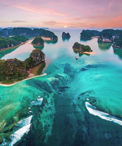 Vietnam Voyage, Vietnam Travel Guide, Rupi Kaur, Ha Long, Halong Bay, Destination Voyage, Instagram Worthy, Vietnam Travel, Travel Inspo