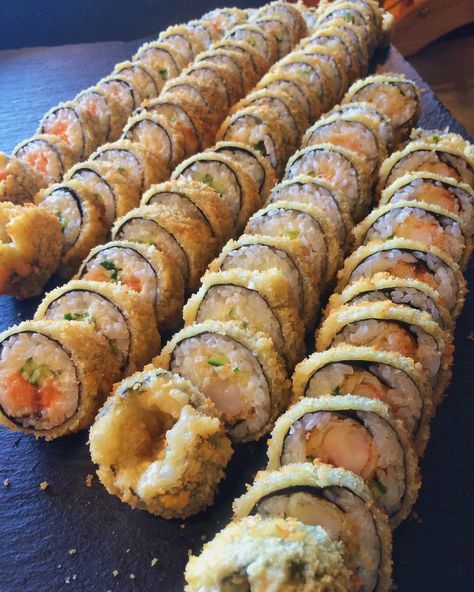 Fried sushi Sushi Recipes, Think Food, Food Goals, Sushi Rolls, Food Obsession, Pretty Food, Food Cravings, I Love Food, Aesthetic Food