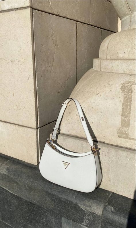 White Handbag Aesthetic, Guess White Bag, Purse Aesthetic, Guess Shoulder Bag, Prada Purses, Trendy Bags, Guess Bag, Luxury Bags Collection, Cadeau Photo