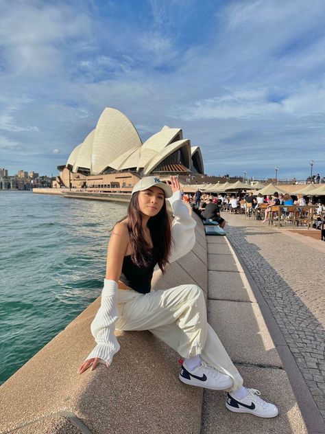 Summer Sydney Outfits, Outfit Ideas For Australia, Sydney Opera House Poses, Sydney Opera House Photo Ideas, Cargo Pants Travel Outfit, Sydney Australia Houses, Sydney Australia Instagram Pictures, Sydney Australia Outfits Summer, Melbourne Australia Fashion