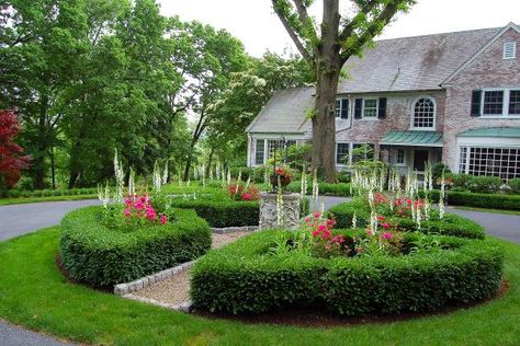 Circle Driveway Landscaping, Circular Garden, Circle Driveway, Front Lawn Landscaping, Front Yards Curb Appeal, Hgtv Garden, Lawn Design, Hardscape Design, Driveway Landscaping