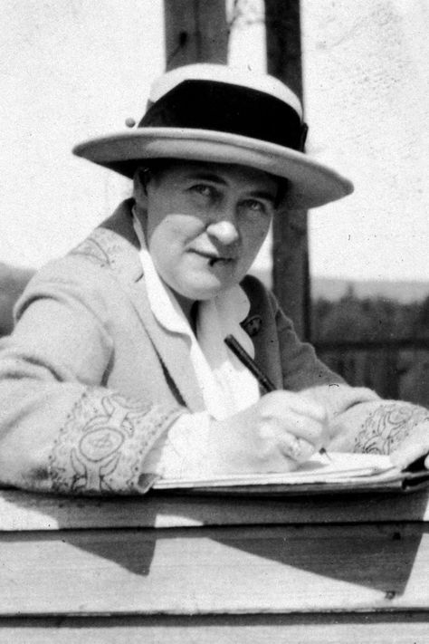 "Remembered for her depictions of pioneer life in Nebraska, Willa Cather established a reputation for giving breath to the landscape of her fiction. Sensitive to the mannerisms and phrases of the people who inhabited her spaces, she brought American regions to life through her loving portrayals of individuals within local cultures." From the Willa Cather Archive at the University of Nebraska–Lincoln. #Willa_Cather, #American_Literature, #Read_more_women Willa Cather, University Of Nebraska Lincoln, Nebraska Lincoln, Pioneer Life, American Literature, The Landscape, Nebraska, Panama Hat, Lincoln