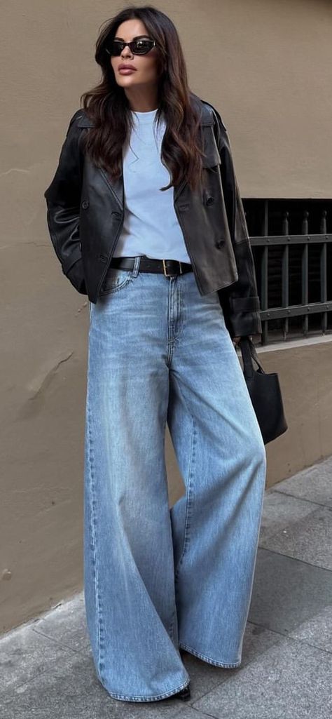 Street Style 2024 Winter Denim Street Style 2024, Winter 2024 Street Style, Widelegjeans Outfit Winter, Chic Winter Outfits Street Style, Spring 2024 Street Style, Wide Leg Jeans Outfit Street Style, Fall Street Style 2024, Palazzo Jeans Outfit, Wide Leg Jeans Outfit Winter