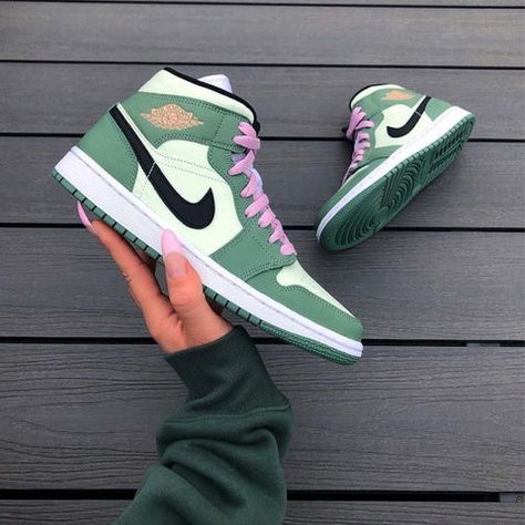 Nike jordan 1 mid