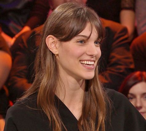 Charlotte Cardin à TLMEP Charlotte Cardin, Short Dark Hair, Goddess Hairstyles, Independent Women, Spring 2023, Dark Hair, Hair Trends, Fashion Lifestyle, Straight Hairstyles