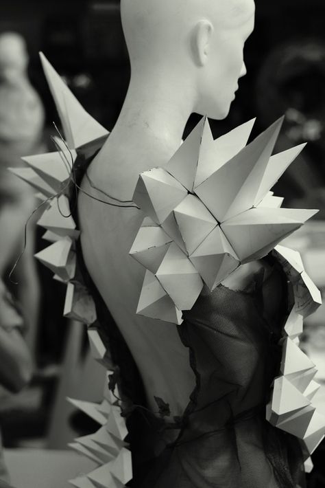 Bang Bang Mode Origami, Dress Fashion Design, Structured Fashion, Fashion Design Inspiration, Paper Clothes, Origami Fashion, Sculptural Fashion, Folding Origami, Geometric Fashion