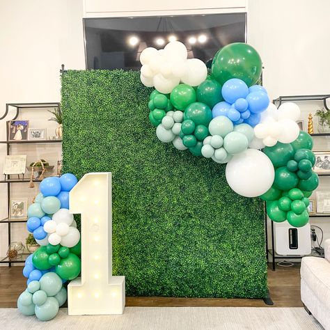 Boxwood Wall With Balloon Garland, Turf Backdrop Party Ideas, Golf Backdrops, Boxwood Backdrop With Balloons, Golf Balloon Garland, Boxwood Backdrop, Teen Sleepover, Balloon Tower, Golf Birthday Party