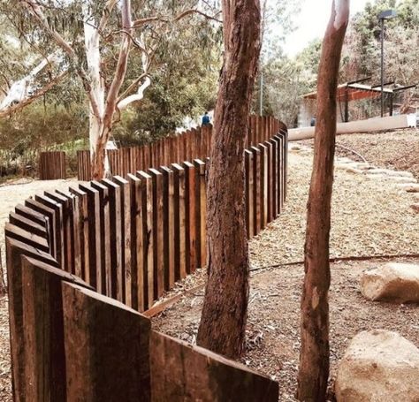 Plywood Fence, Natural Privacy Fences, Different Types Of Fences, Beach House Garden, Australian Native Garden, Juan Les Pins, Natural Fence, Privacy Fence Designs, Estate Garden