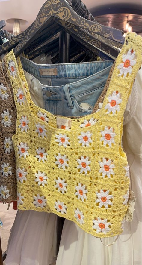 White Crochet Tank Top Outfit, White Crochet Top Outfit Summer, Daisy Granny Square Top, Crochet Flower Tank Top, Yellow Crochet Dress, Spring Crochet Tops, Spring Crochet Top, Crochet Spring Tops Free Pattern, Crochet Top Flower