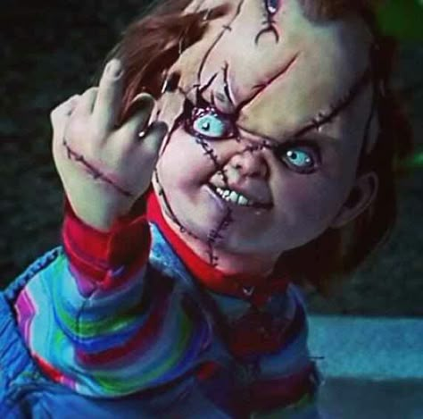 Child's Play - Chucky Giving The Finger Chucky Movies, Chucky Horror Movie, Childs Play Chucky, Chucky Doll, Bride Of Chucky, Horror Movie Icons, Horror Artwork, Childs Play, Horror Movie Art