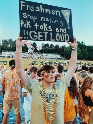 Football Game Signs, Football Game Outfit Highschool, School Spirit Posters, Game Signs, Leadership Games, Spirit Posters, Rally Idea, School Spirit Week, School Spirit Days