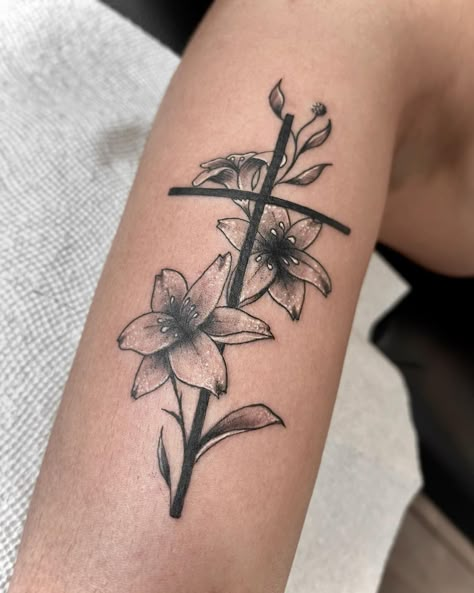 Carlos Garcia on Instagram: “🌸✝️🌺 . . . #inkjunkeyz #inklife #inkaddict #skinart #blackandwhiteink #inked #inkedup #inkedmag #inkaddict #inklife #tattoo #tattoos…” Cross With Flowers Tattoo For Women, Cross And Flower Tattoo For Women, Tattoo Cross With Flowers, Cross Tattoos With Flowers, Christian Tattoos For Women Sleeve, Christian Sleeve Tattoos For Women, Forearm Cross Tattoo, Cross With Flowers Tattoo, Western Tats