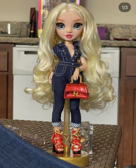 Rainbow High Delilah Fields, Ruby Anderson Rainbow High, High Clothes, American Girl Doll Accessories, Barbie Fashionista Dolls, Doll Aesthetic, Glam Doll, Pin Doll, Rainbow Fashion