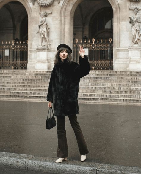 The Ultimate Guide To French Winter Fashion Silent Chaos, Wow Outfits, French Winter Outfits, French Winter Style, Justine Soranzo, French Winter Fashion, Insta Flicks, Parisian Style Winter, Paris Winter Fashion