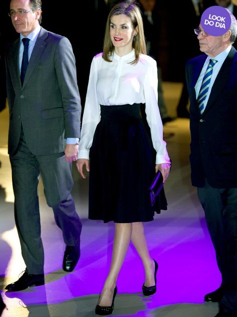 A rainha Letizia da Espanha dificilmente erra no modelito. Dona de um estilo clássico, a mulher do Rei Felipe VI está sempre impecável. Mais um exemplo disso é o look de Letizia ao participar do prêmio "Telefónica Ability Awards", que aconteceu nesta segunda-feira, 12, em Madri. Ela combinou uma blusa social branca com saia preta de cintura alta e scarpins e clutch pretos. (Foto: Agência Getty Images) Waist Skirt, High Waisted Skirt, Getty Images, Royalty, High Waisted