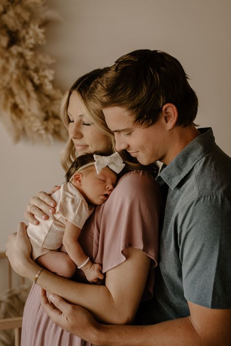 Cute Newborn Family Photos, Newborn Shoot Nursery, Boho Newborn Photography Family, Newborn Photo Shoot Nursery, Photoshoot In Nursery, Newborn Family Pictures Inside, Family And Newborn Photoshoot, Newborn Family Session Studio, In Home Newborn Session Outfit Ideas