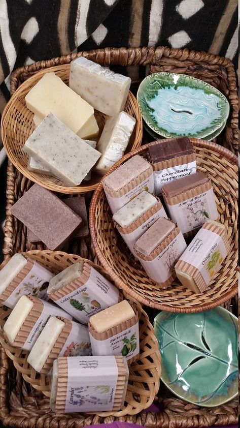 Diy Christmas Gifts Food, Movie Night Gift Basket, Diy Soap Bars, Soap Display, Soap Packing, Soap Making Recipes, Homemade Soap Recipes, Soap Shop, Craft Show Displays