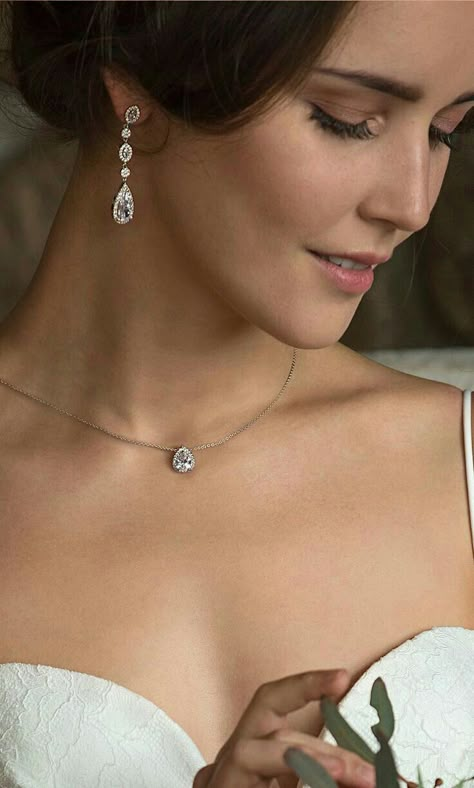 Bridal Jewelry Ideas Strapless Dress, Vintage Romantic Wedding, Romantic Wedding Style, Silver Bridal Jewellery, Bridal Diamond Necklace, Diamond Pendants Designs, American Diamond Necklaces, Boda Mexicana, Daisy Jewelry