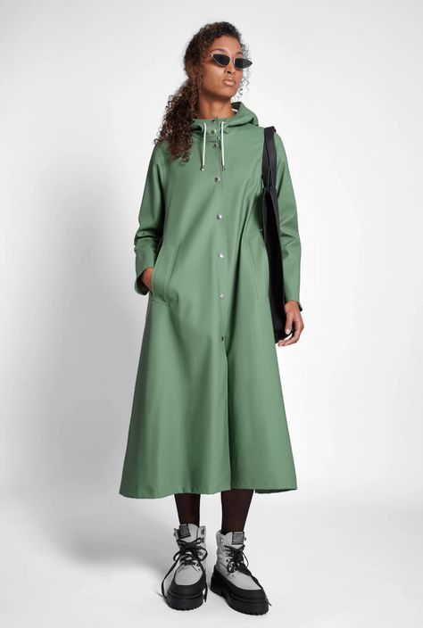 Clothes Folds, Long Raincoat, Cold Weather Clothes, Green Raincoat, Weather Clothes, Long Rain Coat, Waterproof Rain Jacket, Wardrobe Refresh, Long Parka