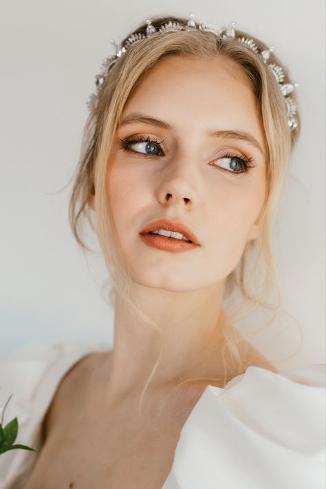 Natural bride makeup with defined eye on fair complexion Wedding Makeup Fair Skin, Ethereal Wedding Makeup, Bridal Makeup For Brunettes, Light Skin Makeup, Pale Makeup, Pale Skin Makeup, Fair Skin Makeup, Fair Complexion, Wedding Makeup Tutorial