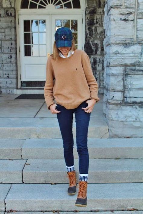 Duck boots are perfect for a preppy outfit! Adrette Outfits, College Outfits Winter, Outfits Preppy, Preppy Winter, Preppy School, Casual Chique, Casual Preppy Outfits, Looks Party, Preppy Outfit