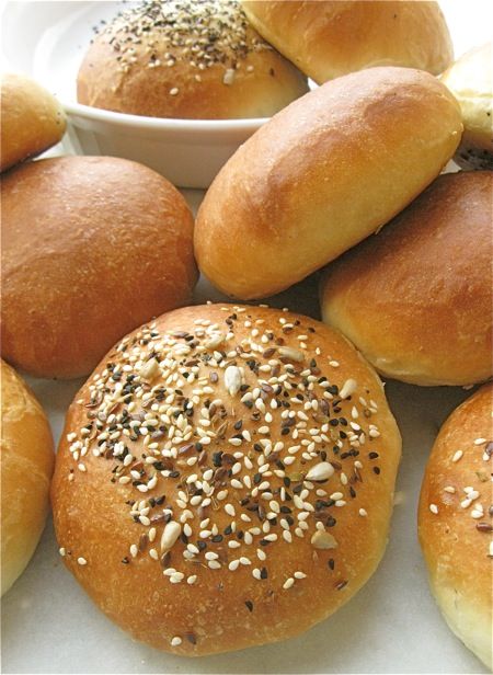 Countdown to summer: Beautiful Burger Buns: King Arthur Flour – Baking Banter Onion Buns, Homemade Burger Buns, Potato Buns, Burger Buns Recipe, Hamburger Bun Recipe, Homemade Hamburger Buns, Bread Toppings, Biscuit Rolls, Slider Buns