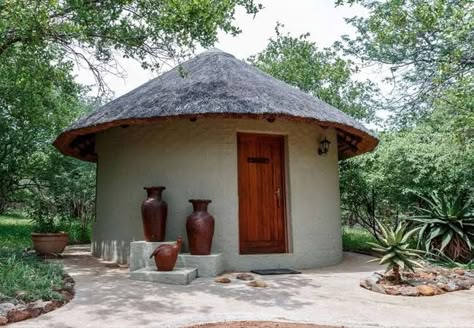 Rondavels: The Traditional Huts of Southern Africa - TalkAfricana African Village House Design, Round Hut House, African Farmhouse, African Huts, Green Building Architecture, African Hut, Round House Plans, Mud Hut, Earth Bag Homes