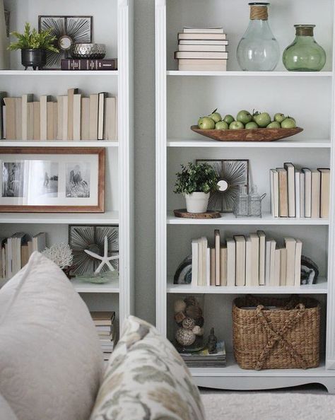 Creative Bookshelf Styling and Layering Tricks Styling Bookshelves With Books, Styling Bookshelves, Creative Bookshelves, Decorating Bookshelves, Bookcase Styling, Bookcase Decor, Bookshelf Styling, Bookshelf Design, Design Blogs