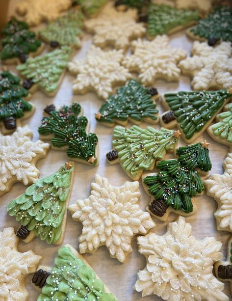 Frosted Wedding Cookies, Christmas Tree Cutout Cookies, Sugar Cookies Christmas Decorated, Easy Decorated Christmas Cookies, Christmas Cookie Ideas, Buttercream Cookies, Christmas Sugar Cookies Decorated, Christmas Cutouts, Tree Cookies